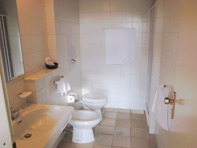 Bathroom 4, Hotel Villaggio Calaghena, Catanzaro