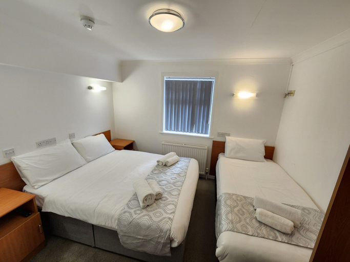 Bedroom 3, SK Heathrow Hotel, London