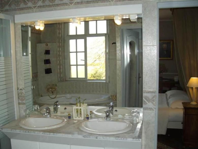 Bathroom 5, Manoir de la Baronnie, Ille-et-Vilaine