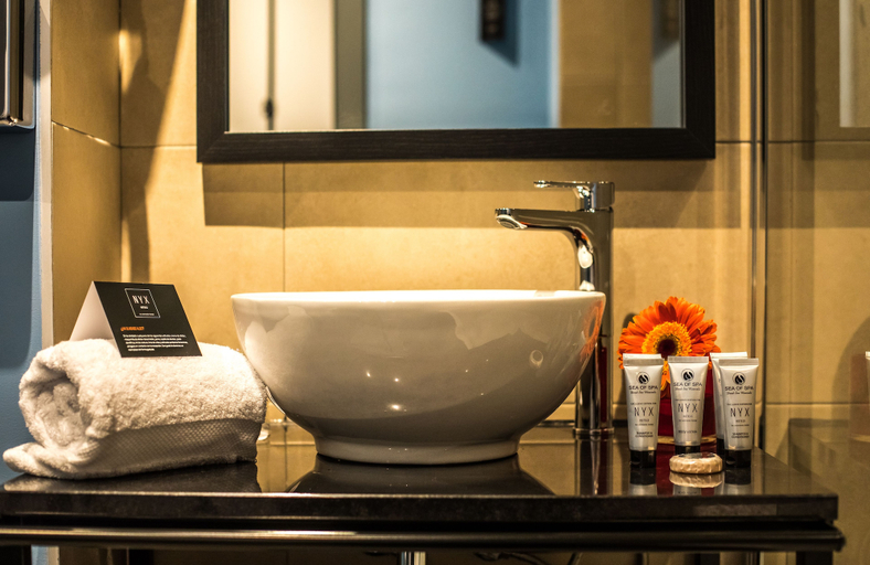 Bathroom 5, NYX Hotel Madrid by Leonardo Hotels, Madrid