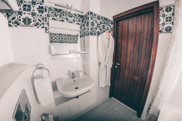 Bathroom 3, Sadovnicheskaya Hotel, Central