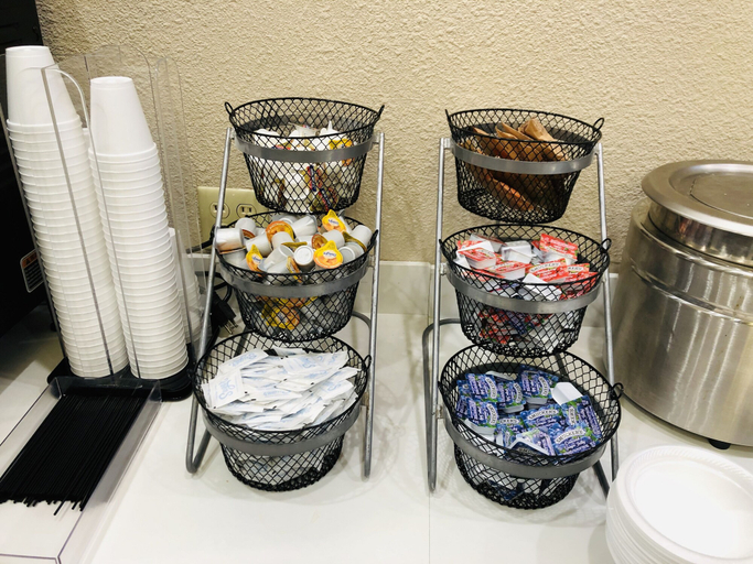 Food & Drinks 5, The Inn & Suites SW Omaha, Sarpy