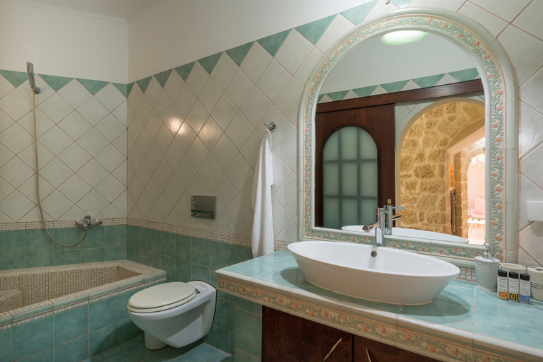 Bathroom 5, Casa Belvedere Apartments, Crete