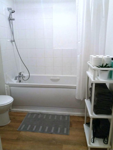 Bathroom 3, Bright & Modern 2BR Apartment Parking, Oxfordshire