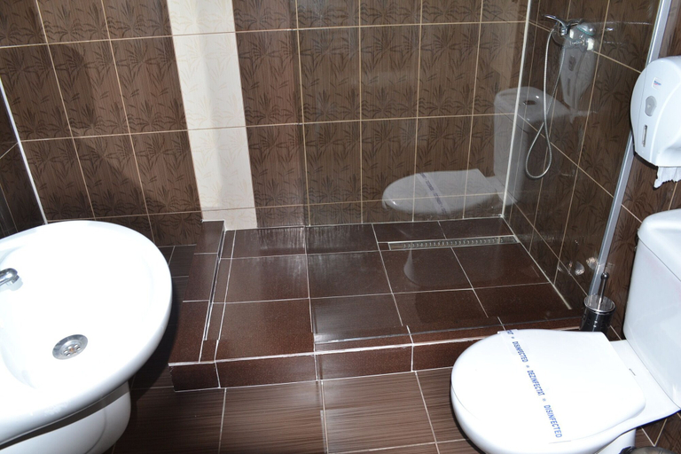 Bathroom 3, Live Tulcea, Tulcea