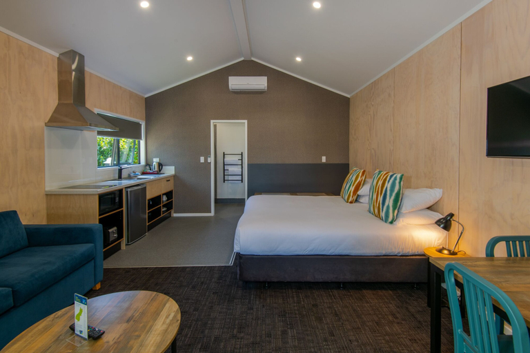 Bedroom 3, Cambridge TOP 10 Holiday Park, Waipa