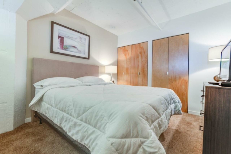 Bedroom 2, Bluebird Suites at the Warehouse District, Cuyahoga