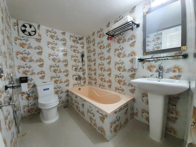 Bathroom 4, Hotel Khan Palace, Patuakhali