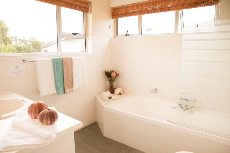 Bathroom 5, Headlands House Guest Lodge, Eden