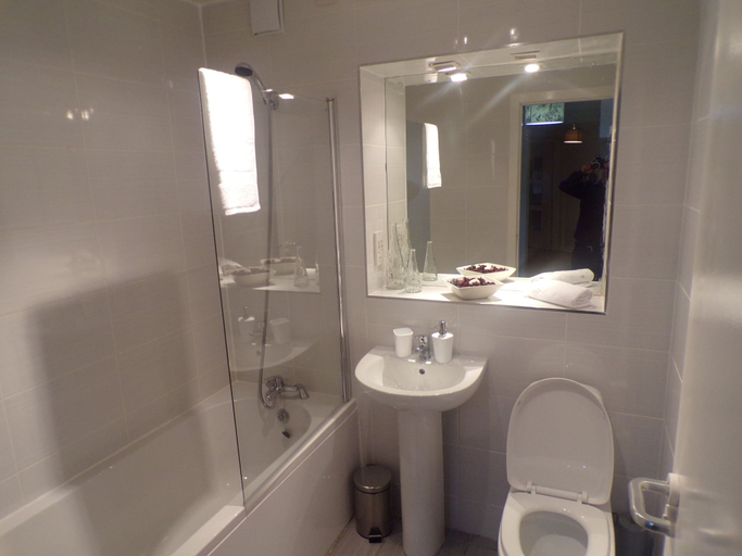 Bathroom 5, George Square - City Centre Suites, Glasgow