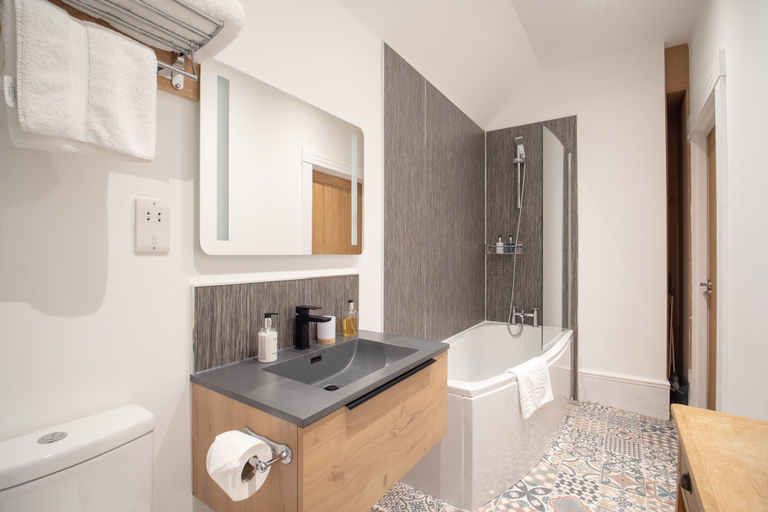 Bathroom 2, Gordonston Apartments, Highland