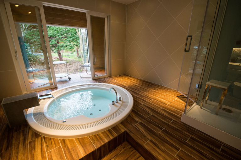Bathroom 5, La Cachette, Hakodate