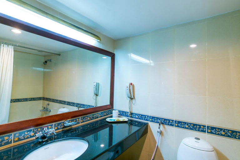 Bathroom 4, Golf View Hotel & Suites, Ernakulam