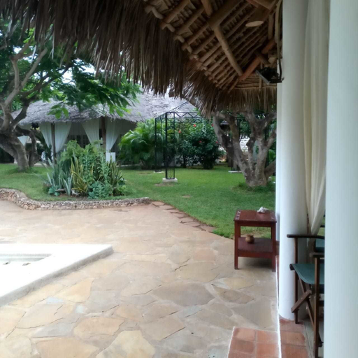 Property grounds 2, Diamond home 001, Malindi