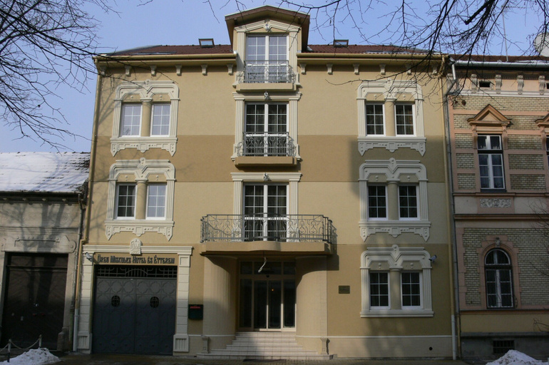 Exterior & Views