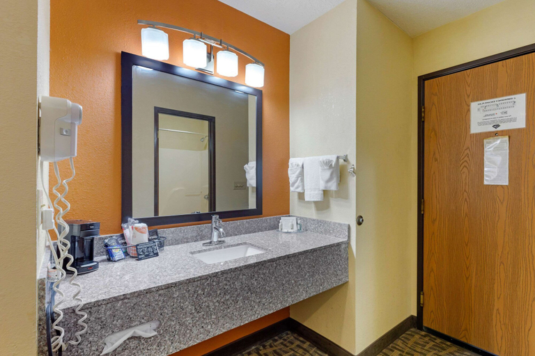 Bathroom 4, Quality Inn Wooster, Wayne