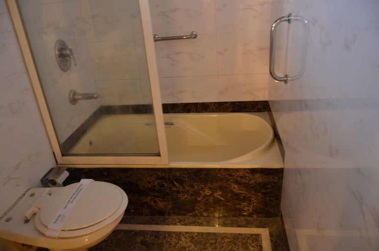 Bathroom 4, Garden Hotel, Mumbai City