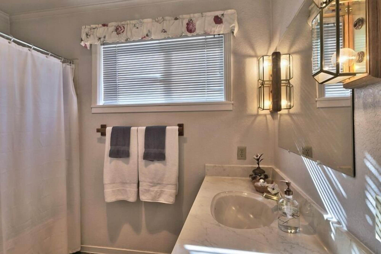 Bathroom 3, 828 Park Ave., El Dorado