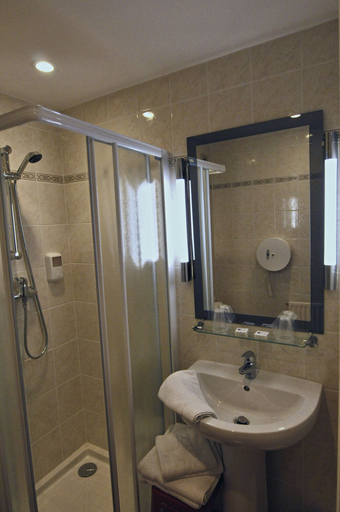 Bathroom 4, Hôtel Du Port, Finistère