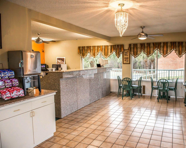 Food & Drinks 5, Econo Lodge Lake City-North, Columbia