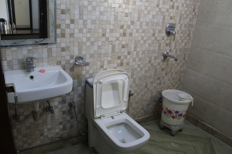 Bathroom 3, Hotel South Delhi Inn, Delhi
