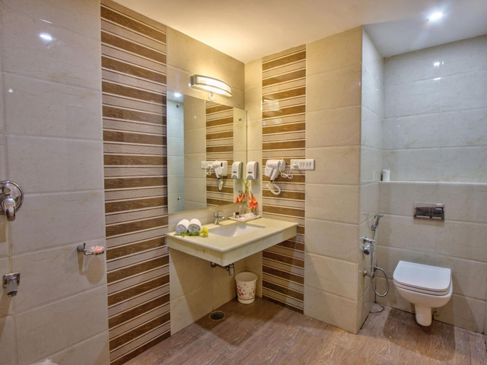 Bathroom 5, The Katoch Grand Resort, Kullu