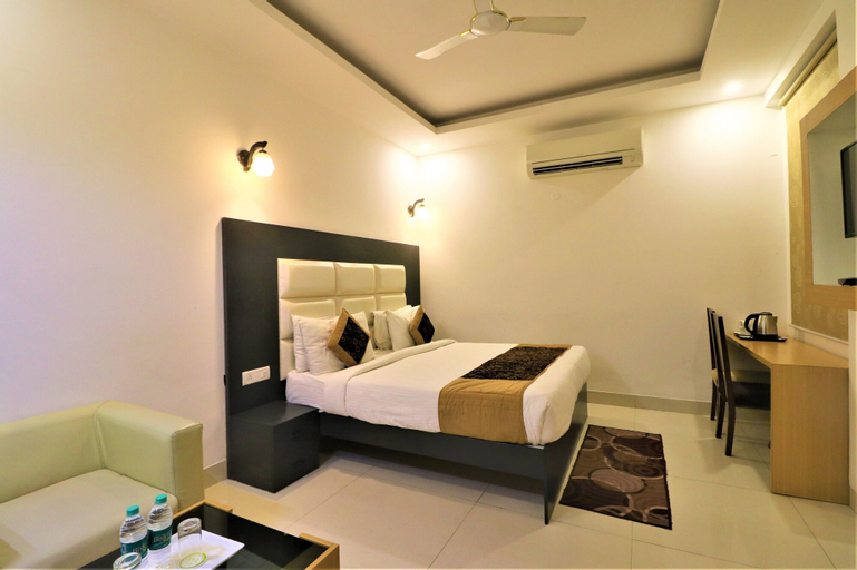 Hotel Aeropath, West