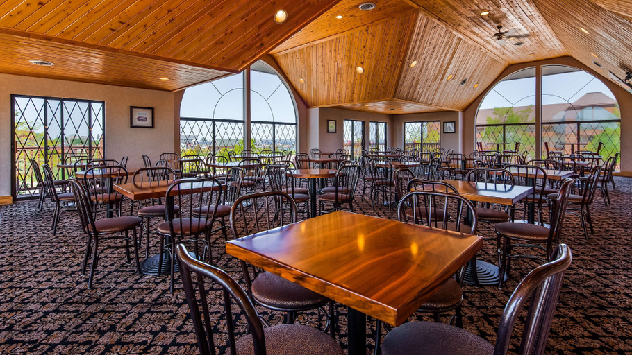 Food & Drinks 5, Best Western Plus Dockside Waterfront Inn, Cheboygan