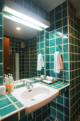 Bathroom 5, Villa Cha Cha Banglumphu, Phra Nakhon