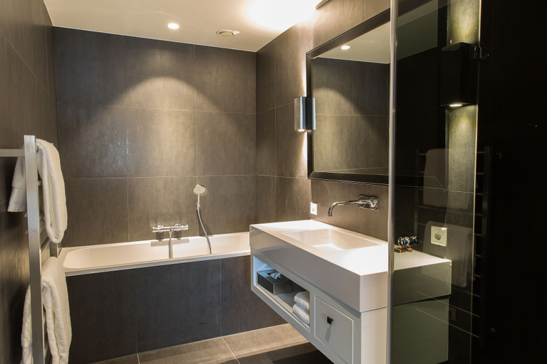 Bathroom 5, B-aparthotel Kennedy, The Hague