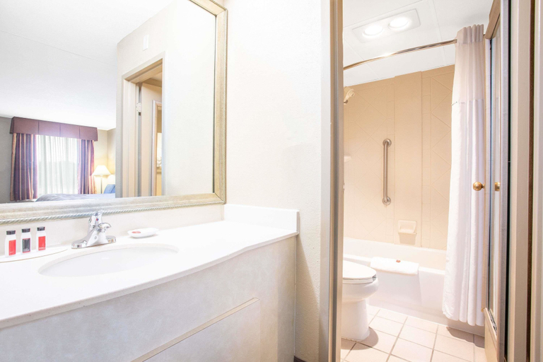 Bathroom 4, Baymont by Wyndham Hays, Ellis