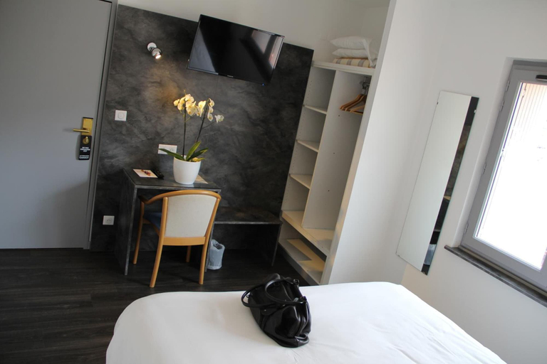 Bedroom 2, Hotel Restaurant Le Tout Va Bien, Tarn-et-Garonne
