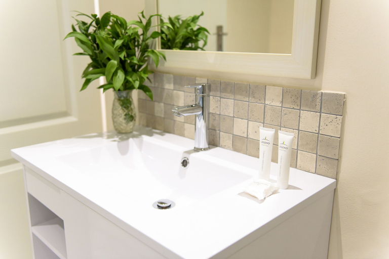 Bathroom 4, Whalesong Hotel & Spa, Eden