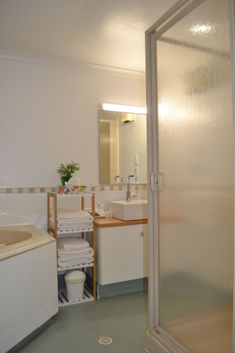 Bathroom 4, Colonial Lodge Motel, Taupo