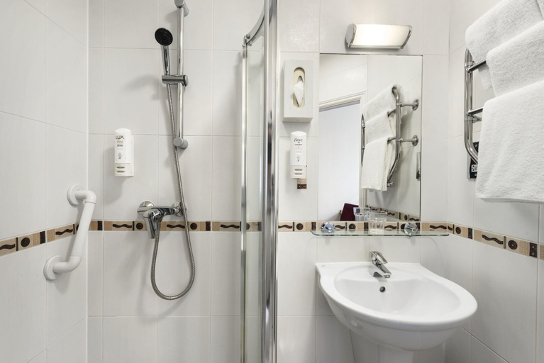 Bathroom 4, Days Inn by Wyndham London Hyde Park, London