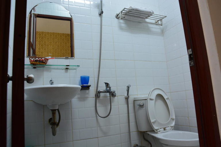 Bathroom 5, Kara Beachside Guest House, Da Nang