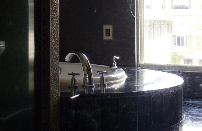 Bathroom 4, Dong Feng Motel, Taoyuan