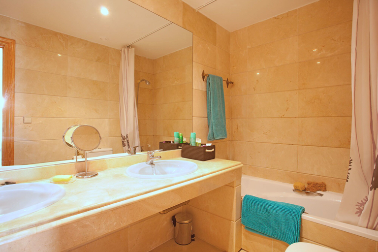 Bathroom 3, Apartment Pinos de Aloha, Málaga