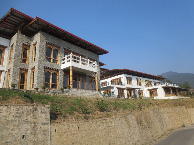 Exterior & Views