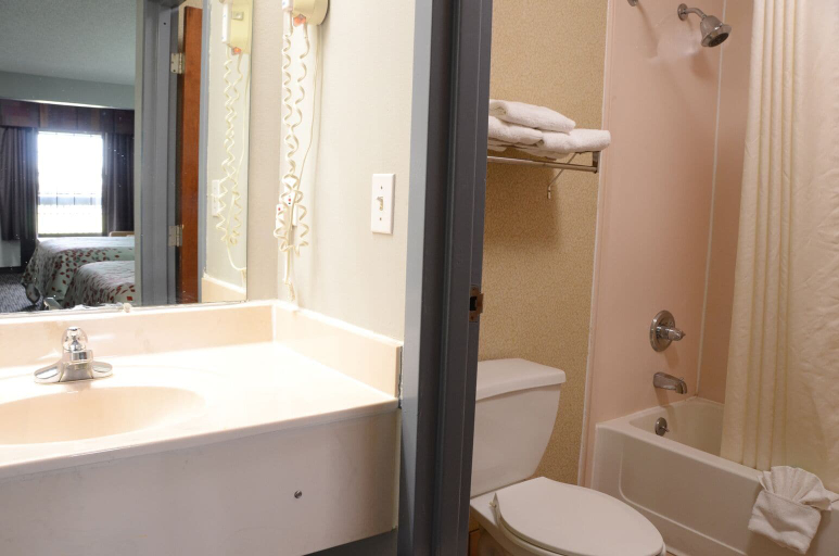 Bathroom, Gateway Inn and Suites, Montgomery