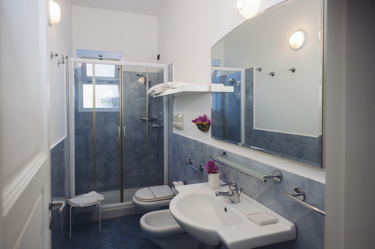 Bathroom 4, Hotel Punta Scario, Messina