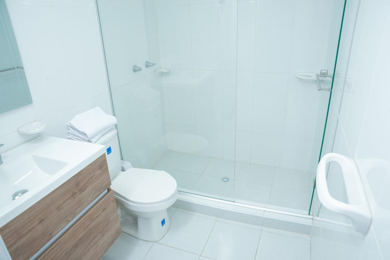 Bathroom 4, Ayenda 1313 Barahona 72, Barranquilla