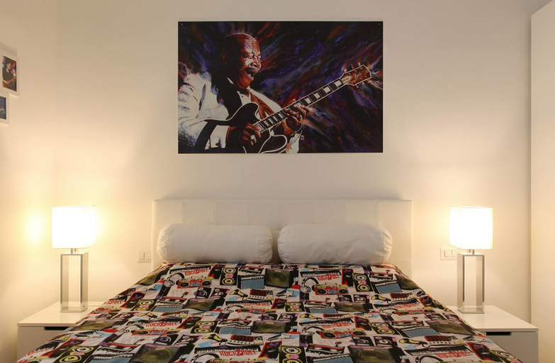 Bedroom 3, Big Johnny B, Roma