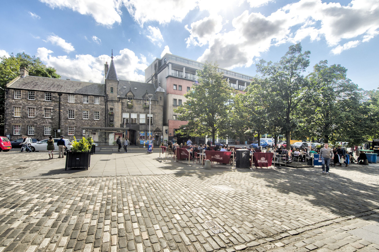 Exterior & Views 2, Grassmarket Apartment with Castle View, Edinburgh