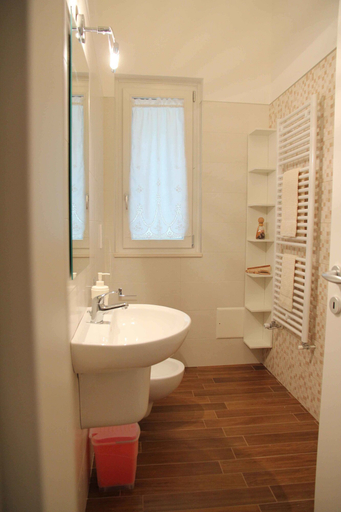 Bathroom 3, DomusApuliae Holidays Home, Bari