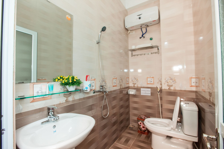 Bathroom 4, Dang Quang Guesthouse, Hạ Long