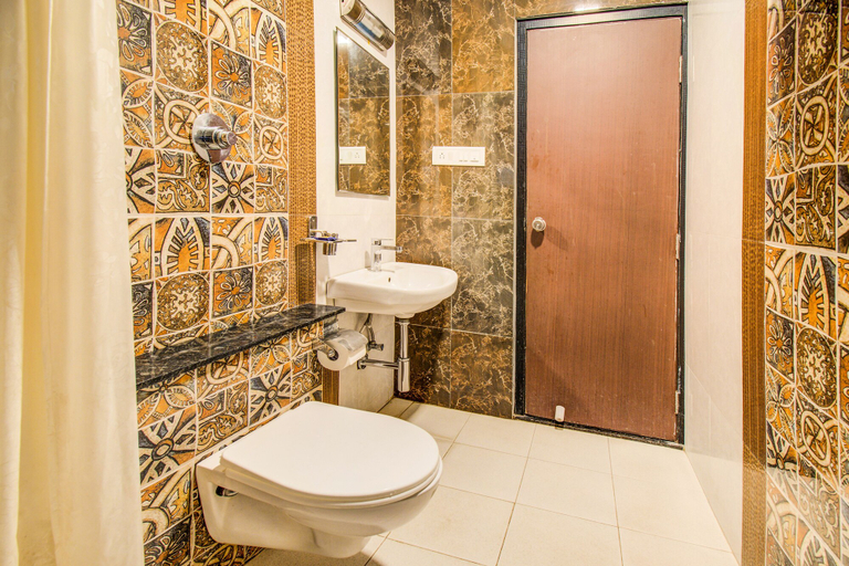 Bathroom 4, Fabhotel Corporate Crown, Bangalore