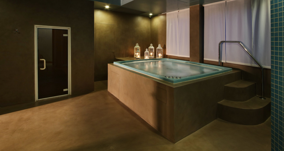 Bathroom 5, Hotel Savoy Palace, Brescia