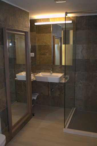 Bathroom 4, Hotel Marfil, Baleares