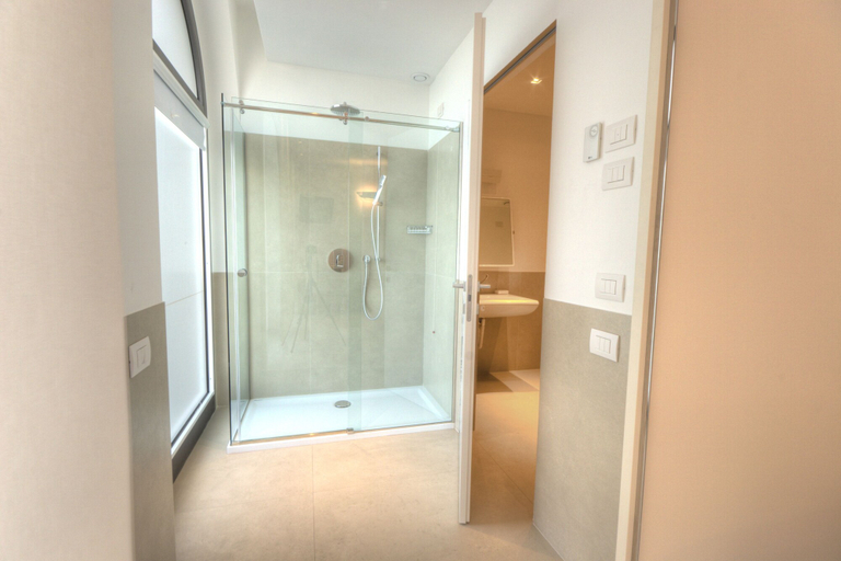 Bathroom 4, Life Hotel, Macerata